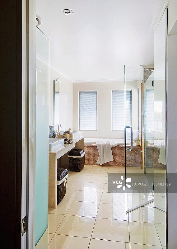 米色瓷砖浴室景观图片素材