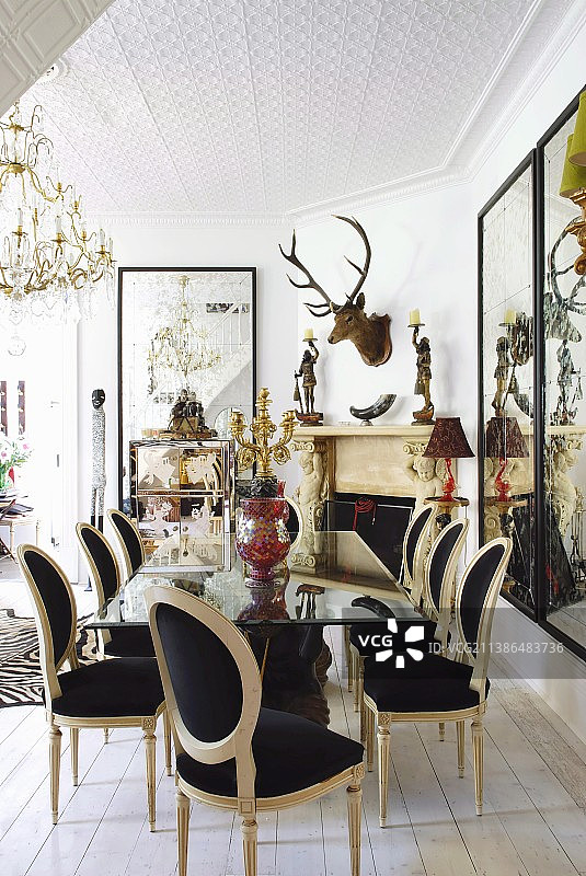 餐厅里镜面桌周围的后现代椅子图片素材