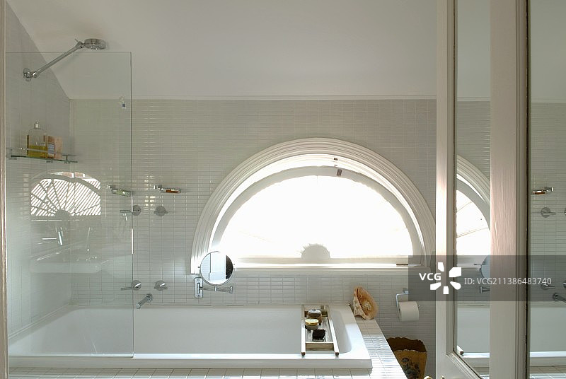浴室：半圆形窗户前的玻璃隔断淋浴图片素材
