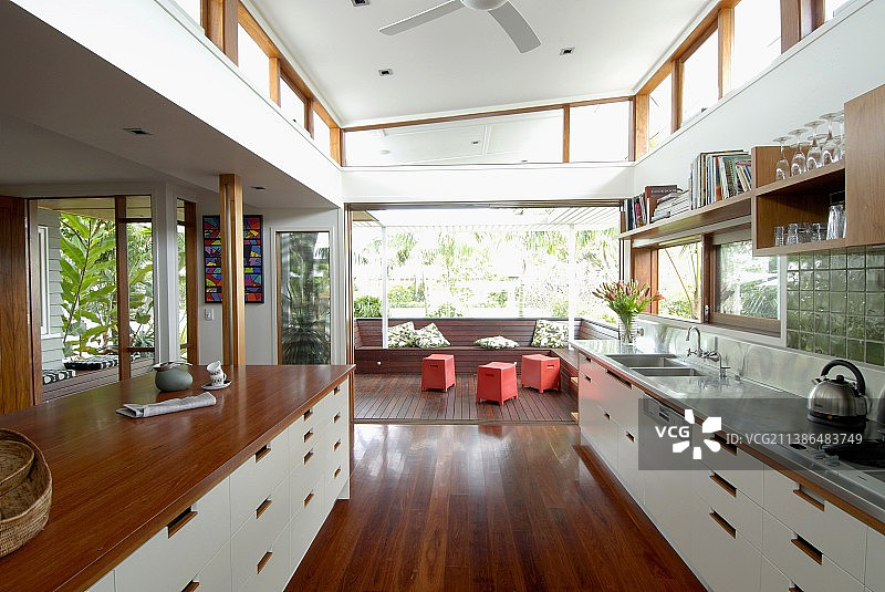 开放式厨房中木材、不锈钢和白色正面图片素材