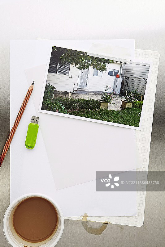 纸上的房屋、铅笔、USB和咖啡杯照片图片素材