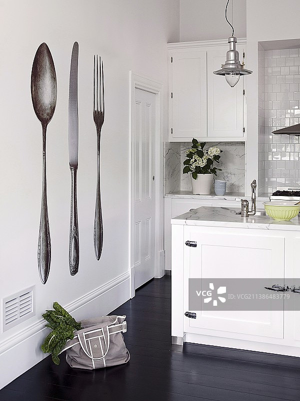 白色厨房，配工业风吊灯和逼真餐具壁画图片素材