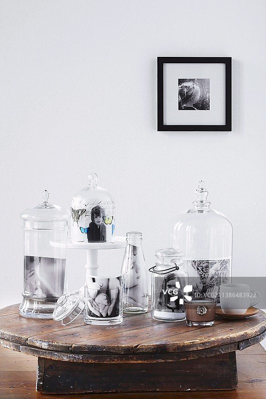 儿童在质朴木桌上迷人玻璃罐中的照片图片素材