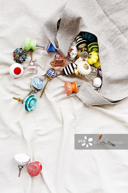 亚麻布袋中的装饰门把手图片素材