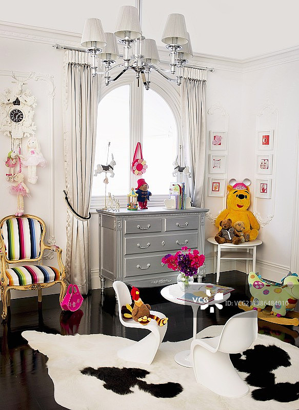 后现代风格儿童卧室：白色塑料外壳椅置于牛皮地毯上，新洛可可扶手椅位于窗下抽屉柜旁图片素材