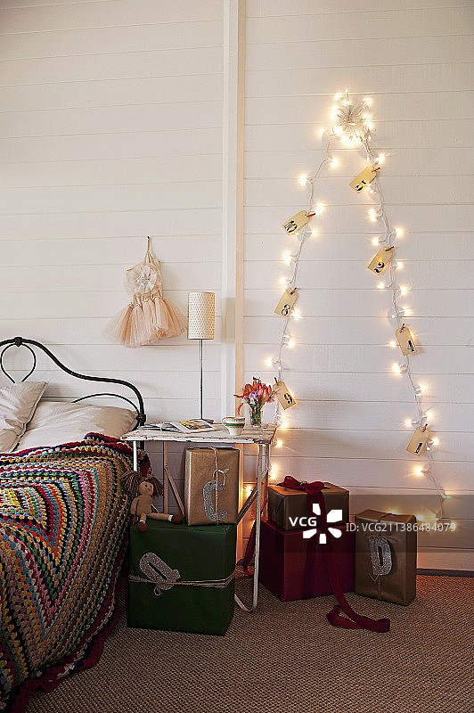 圣诞树形状的灯饰和礼品袋图片素材