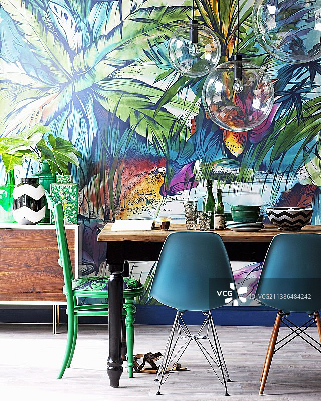 餐桌、椅子和丛林图案壁纸图片素材