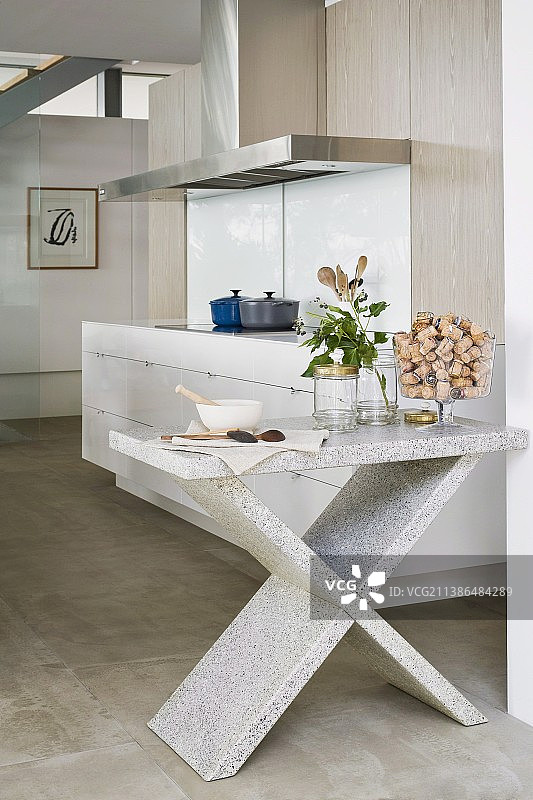 带不锈钢抽油烟机和岛台的开放式厨房图片素材