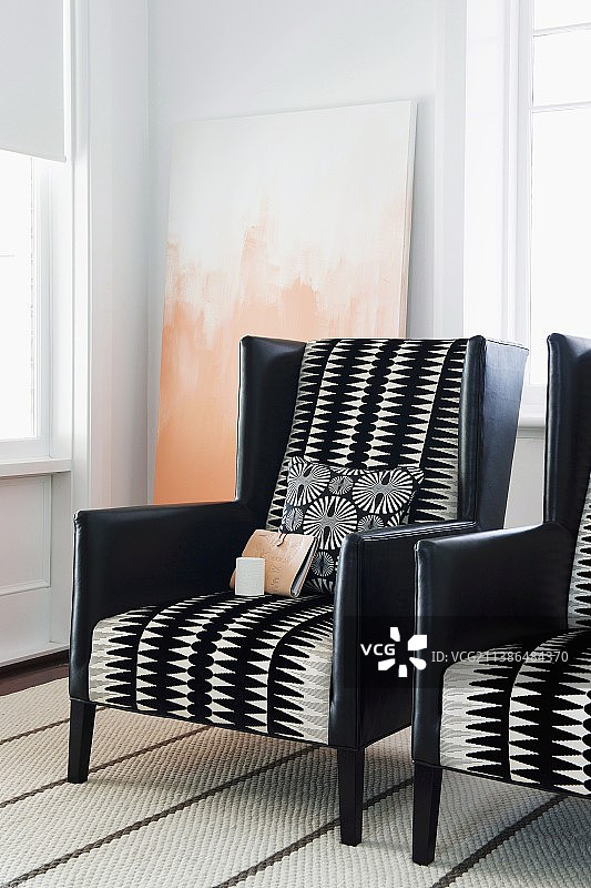 黑色皮革与几何图案面料优雅扶手椅图片素材