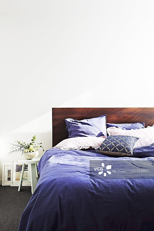 床边老式凳子上的小花瓶图片素材