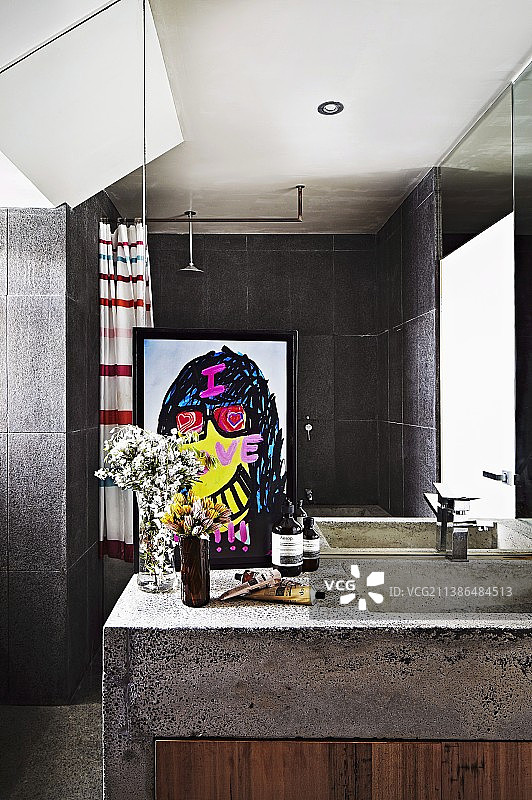 现代浴室：灰色瓷砖墙面，木门混凝土盥洗台，镜面墙图片素材