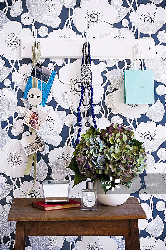 白色衣柜蓝白花卉墙面复古桌上干绣球花图片素材