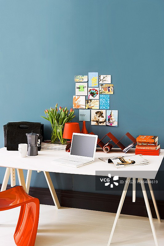 简约木质书桌与蓝色背景墙图片素材