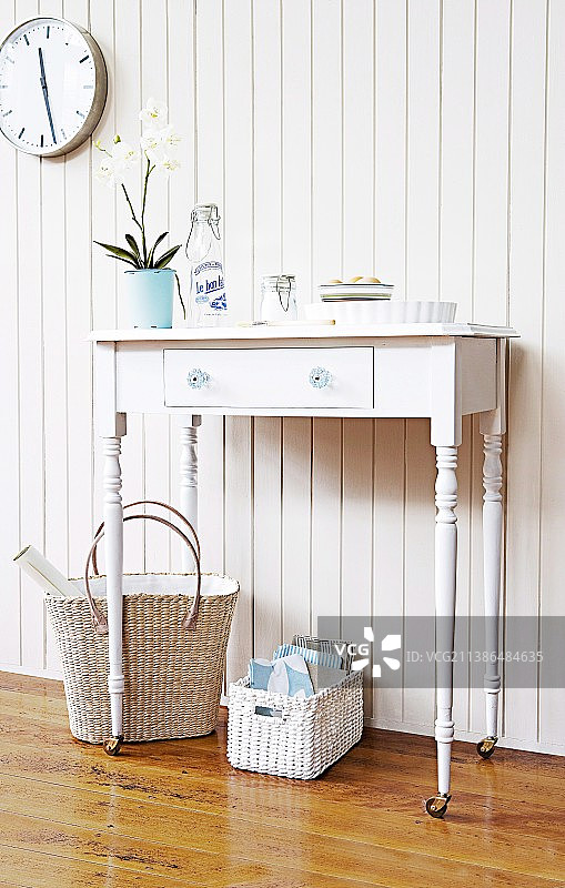 白色木墙上的精致白色漆面脚轮壁桌图片素材