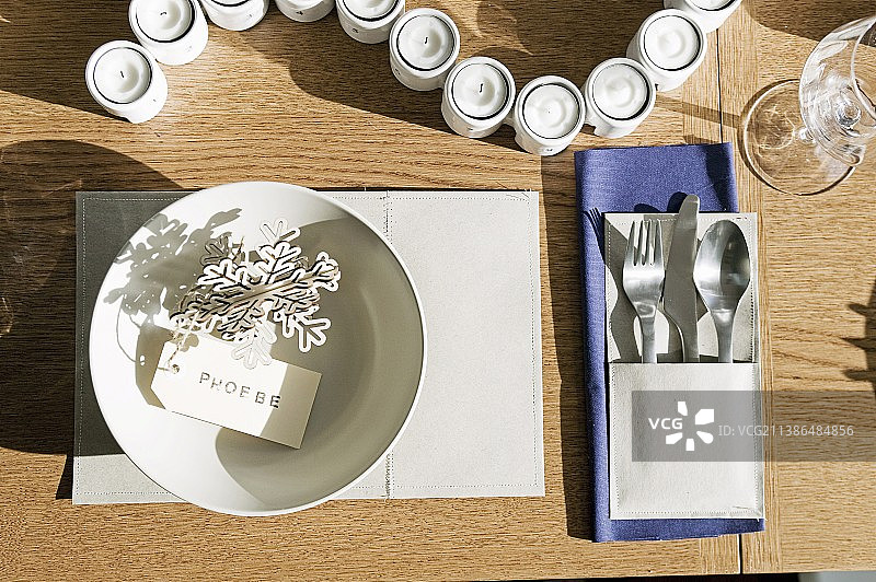 带餐具袋和名牌的餐桌图片素材