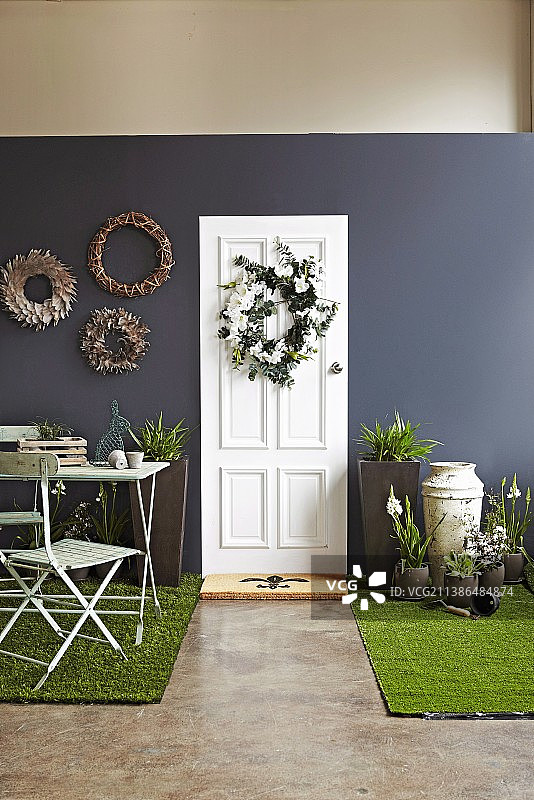 各种由羽毛、人造花和柳条制成的装饰花环，用作墙壁和门装饰图片素材