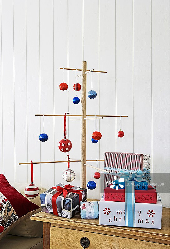 木杆圣诞树，装饰有蓝色、红色和白色小饰品图片素材