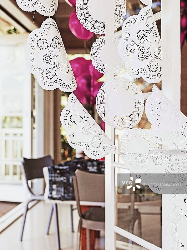 用餐区前用绳子串起的桌布帘子图片素材