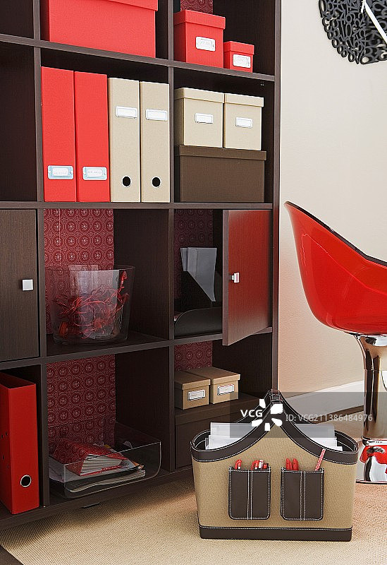 书房置物架：纸板箱和文件，实用篮子装有笔筒图片素材