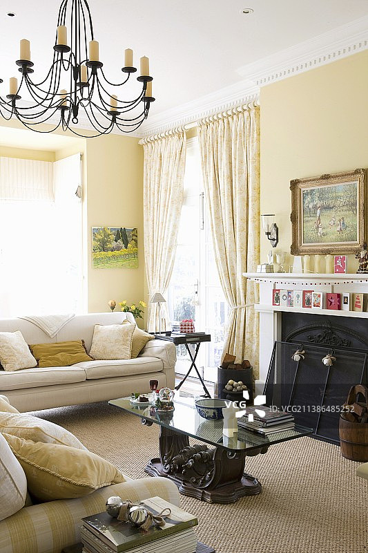 客厅里的软包家具、咖啡桌和壁炉图片素材