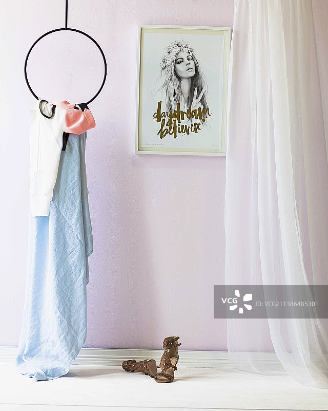 白色地板上的女士凉鞋与悬挂式服装图片素材