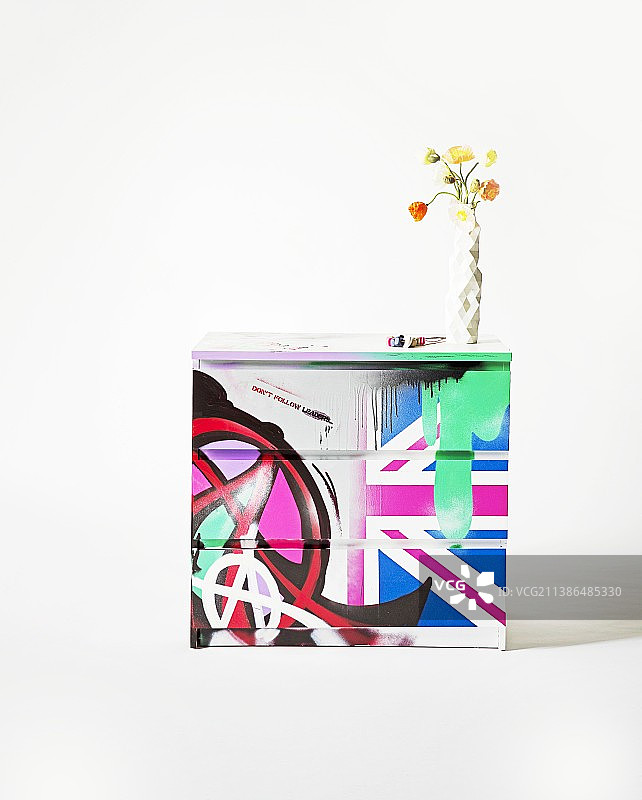 涂鸦符号和英国国旗装饰的抽屉图片素材