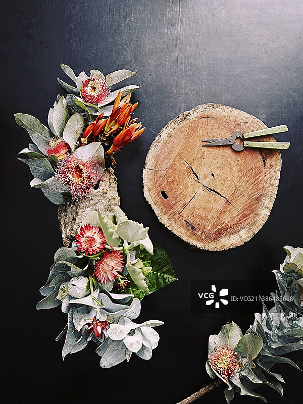 花叶与木块旁的桌面装饰品图片素材