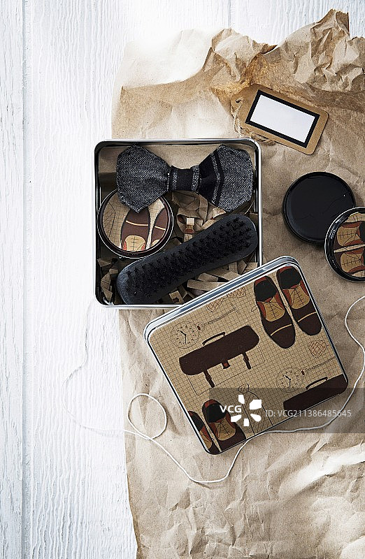 男士礼品：鞋油、鞋刷和领结金属盒图片素材