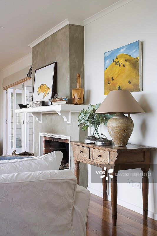 白色沙发套沙发、台灯和壁炉图片素材
