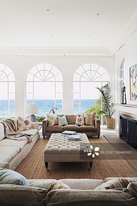 地中海风格客厅，浅色沙发组合与海景落地窗图片素材