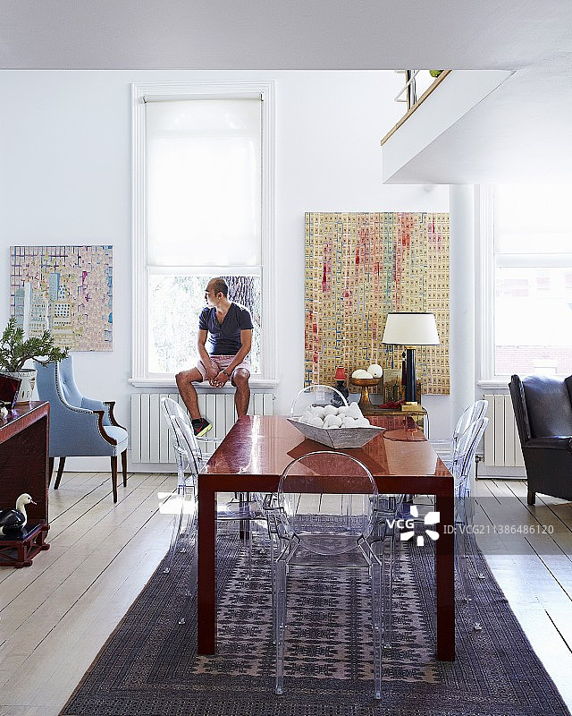 现代客厅木桌旁的幽灵椅图片素材