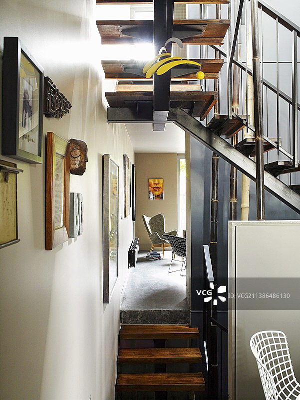 带多个楼梯和竹竿的开放式楼梯间；落地式门口可看到休息区图片素材