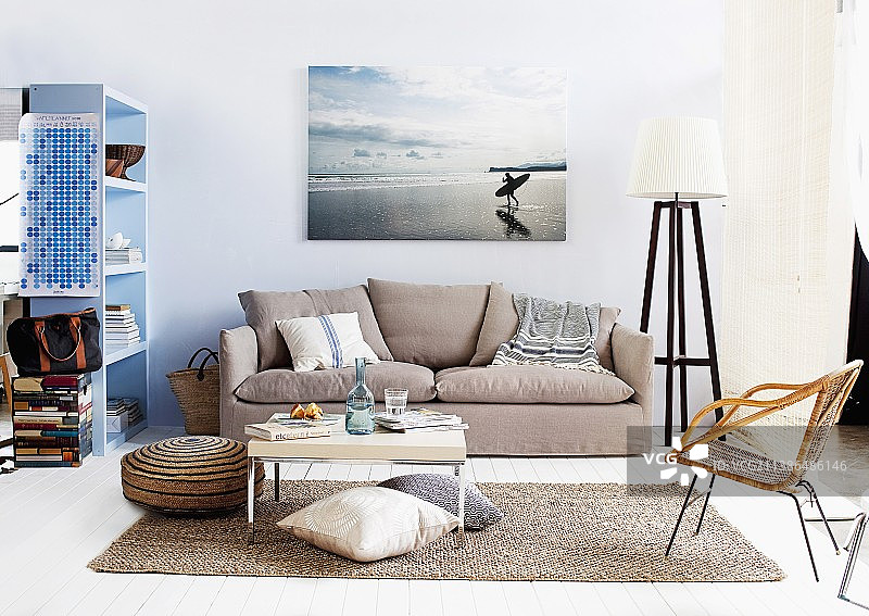 客厅，咖啡桌和沙发位于墙上大型照片下方图片素材