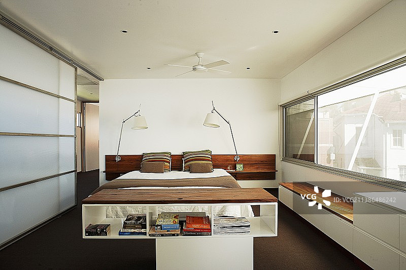 现代卧室：半高搁架、双人床和床头灯图片素材