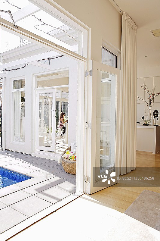 优雅白色房屋与开放式露台图片素材