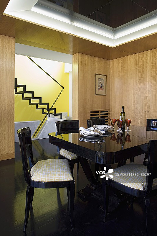 木镶板餐厅中的装饰艺术风格黑色餐具图片素材