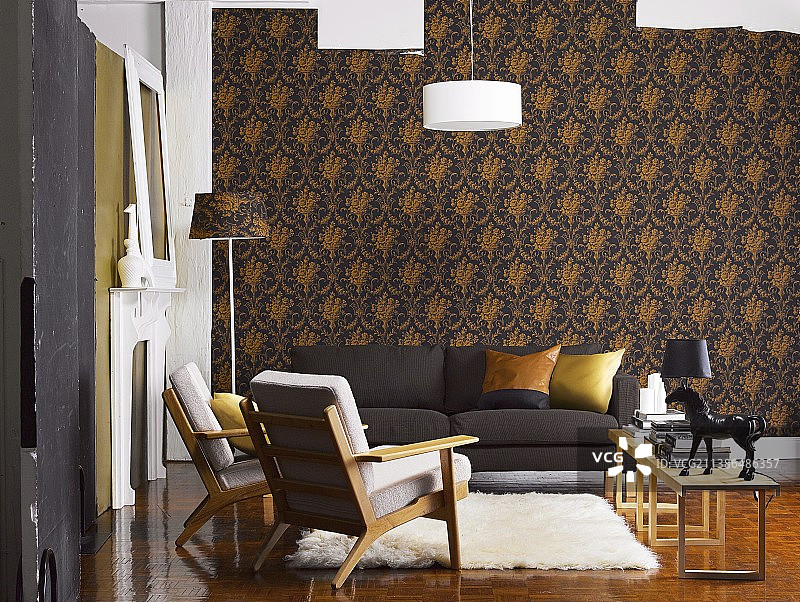 带有深色沙发、五十年代风格扶手椅和flokati地毯的客厅，背景是优雅的深色图案壁纸图片素材