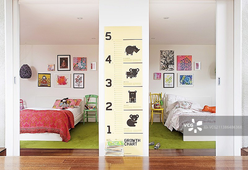 从走廊穿过打开的推拉门，看到两间儿童卧室，床上有图画，椅子作为床头柜图片素材