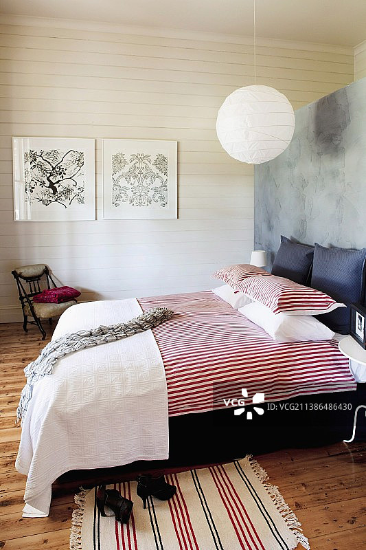 现代乡村卧室：红色和白色条纹床单的双人床图片素材