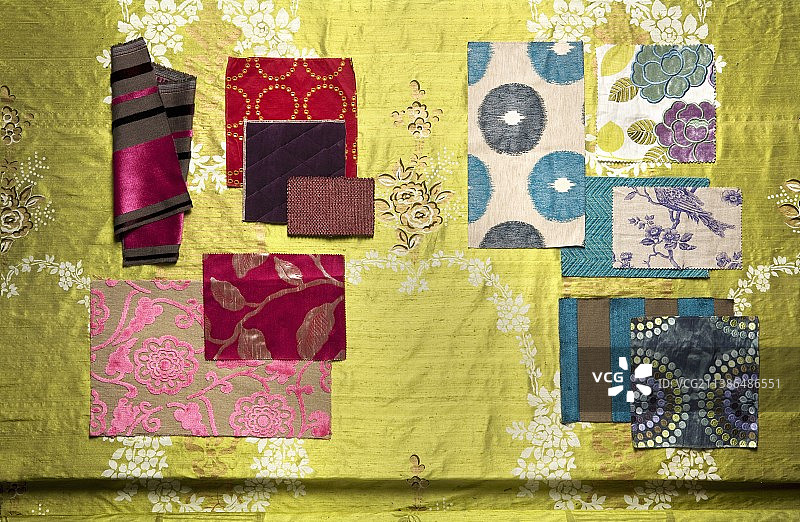 金色背景上红色和蓝色色调的各种花卉面料样品图片素材