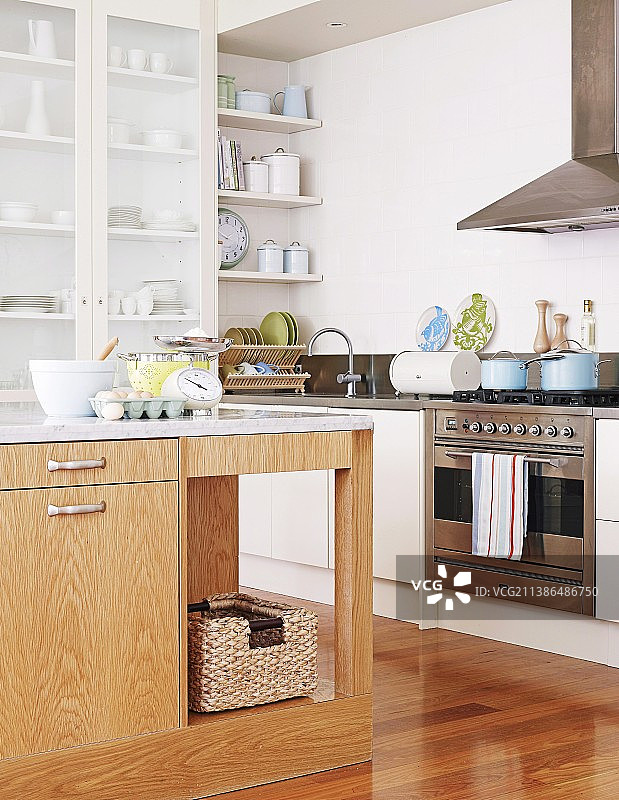 现代厨房角落里带木制底座的岛台图片素材