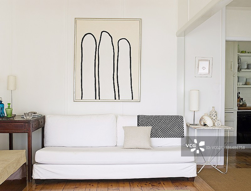白色简约沙发，墙上有 framed 图片；一侧是宽敞的开放式门口图片素材