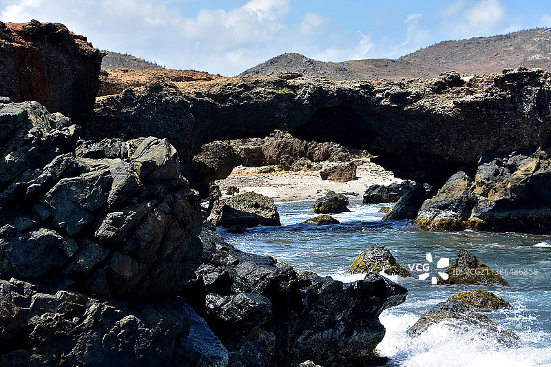 阿鲁巴海岸的壮丽天然岩石拱门图片素材