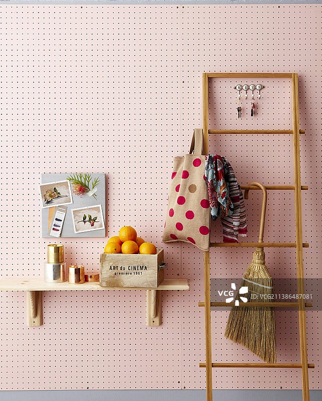 挂在木梯上的布购物袋和手刷图片素材