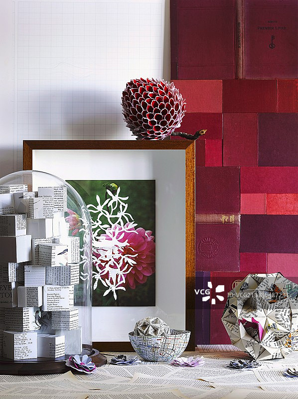 玻璃罩下的纸立方体与报纸折纸图片素材