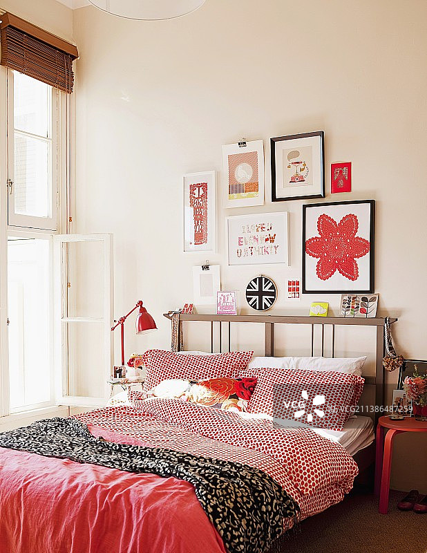 配有红色床品和精美装饰品的双人床图片素材