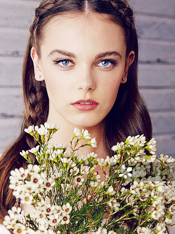 编发年轻女子手持鲜花图片素材