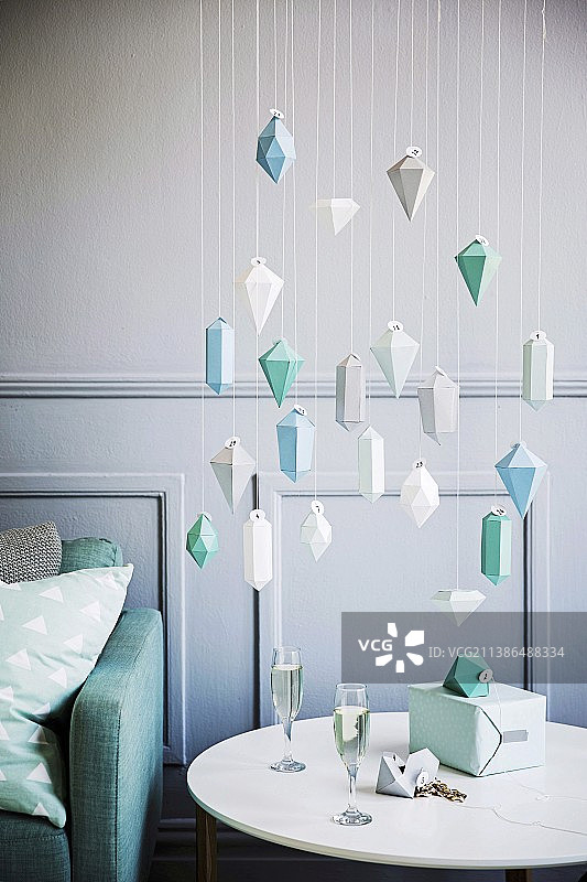 用几何折叠的彩色纸制成的DIY降临节日历图片素材