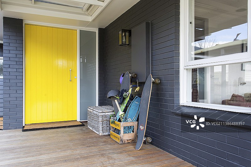 黄色前门和灰色砖墙的入口区域图片素材