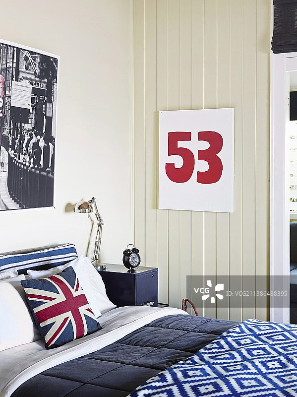 卧室，蓝白红配色，床上靠垫带有“英国国旗”图案图片素材